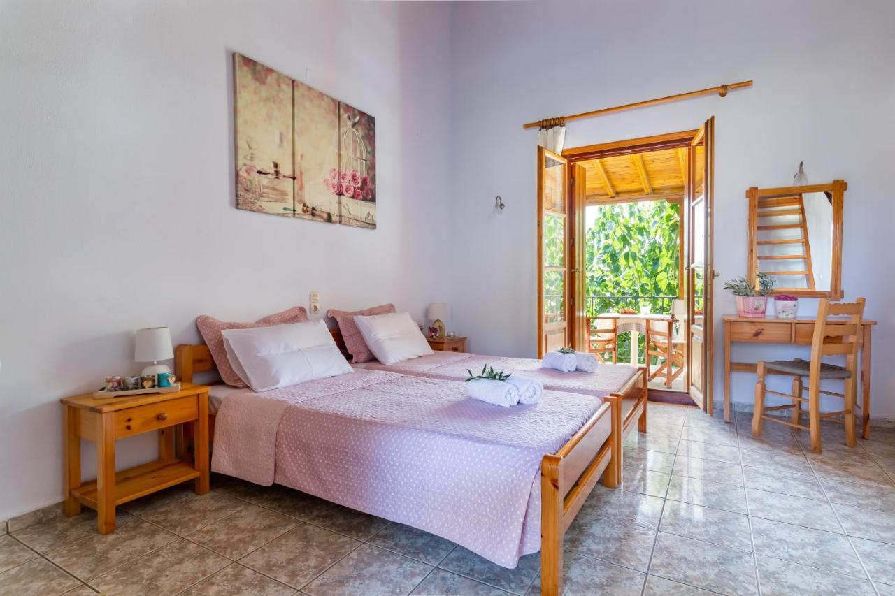 Smaragdi Rooms And Studios Skopelos Town Exterior photo