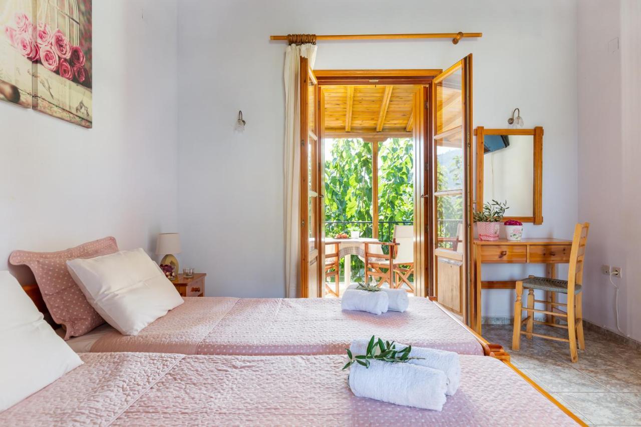 Smaragdi Rooms And Studios Skopelos Town Exterior photo