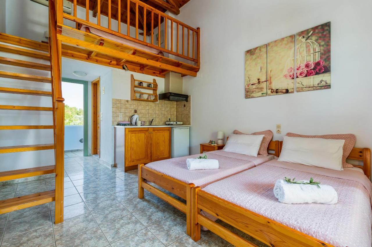 Smaragdi Rooms And Studios Skopelos Town Exterior photo