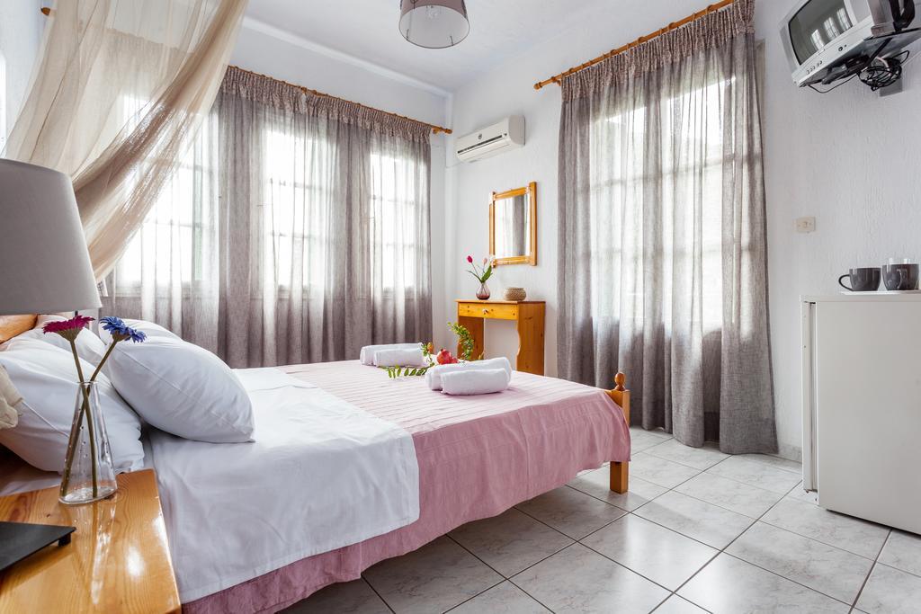 Smaragdi Rooms And Studios Skopelos Town Exterior photo