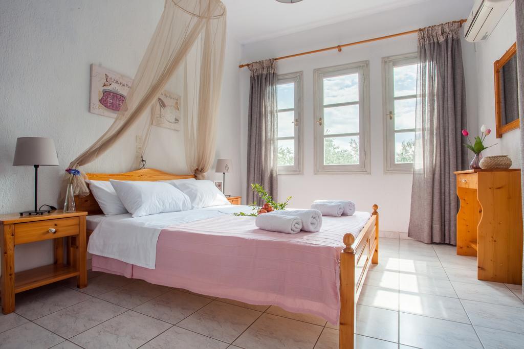 Smaragdi Rooms And Studios Skopelos Town Exterior photo